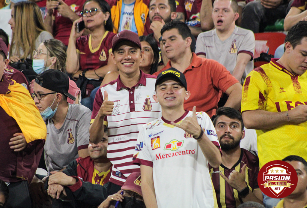 HINCHADA VINOTINTO Y ORO SUPERCAMPEONA