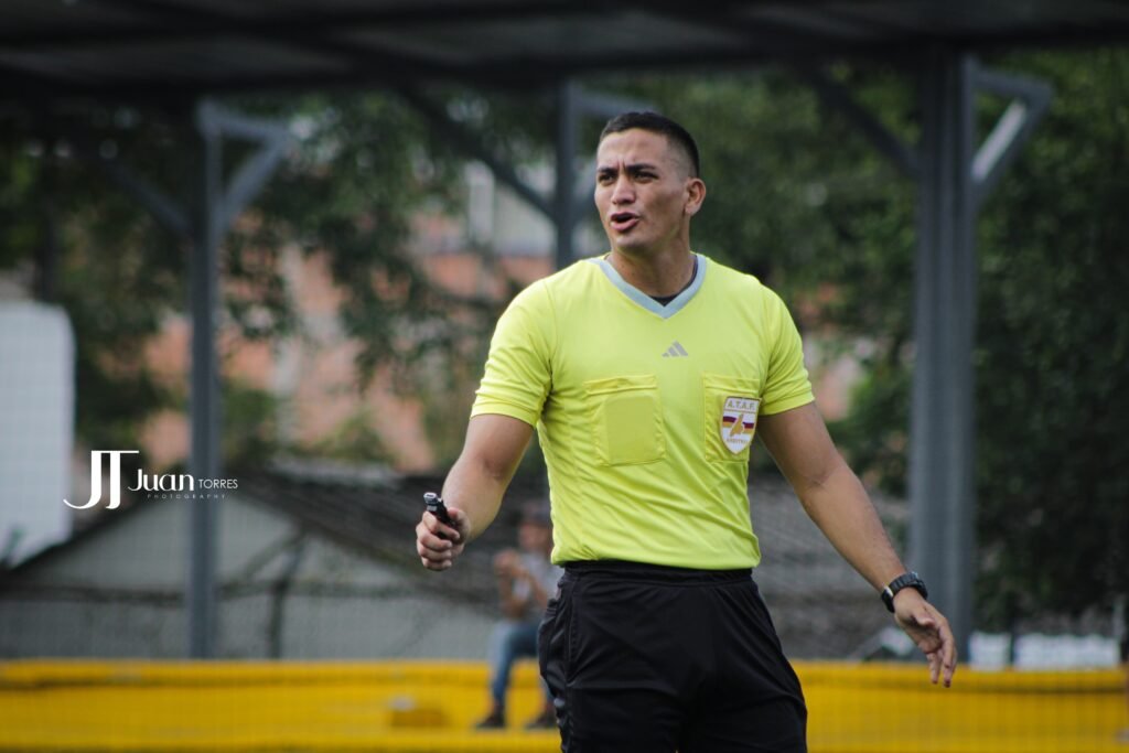 EL ÁRBITRO TOLIMENSE JAIRO MAYORGA DEBUTA EN LA LIGA BETPLAY