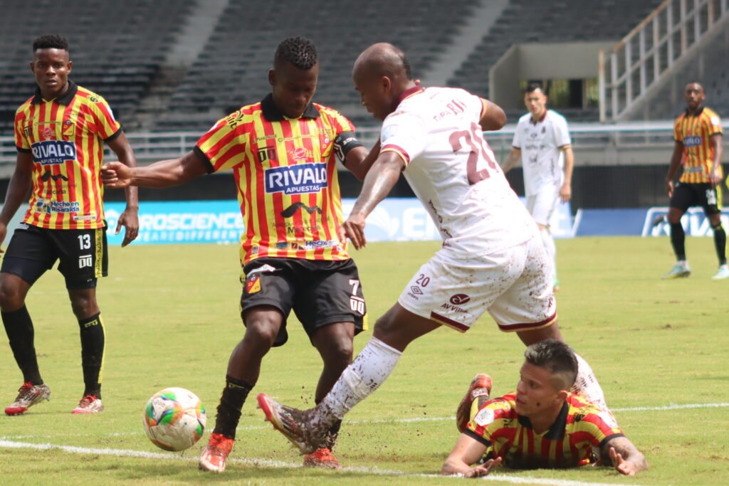 Deportes Tolima igualó 0-0 ante Deportivo Pereira en un partido atípico por las condiciones climáticas