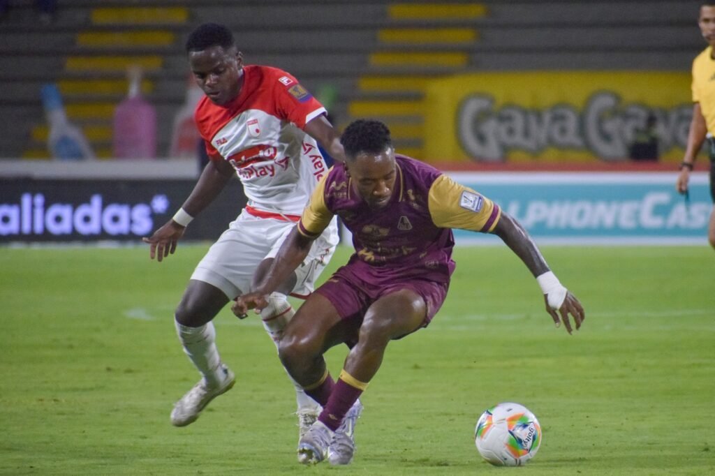 Batalla por el liderato: Tolima visita a Santa Fe en un duelo que promete sacar chispas